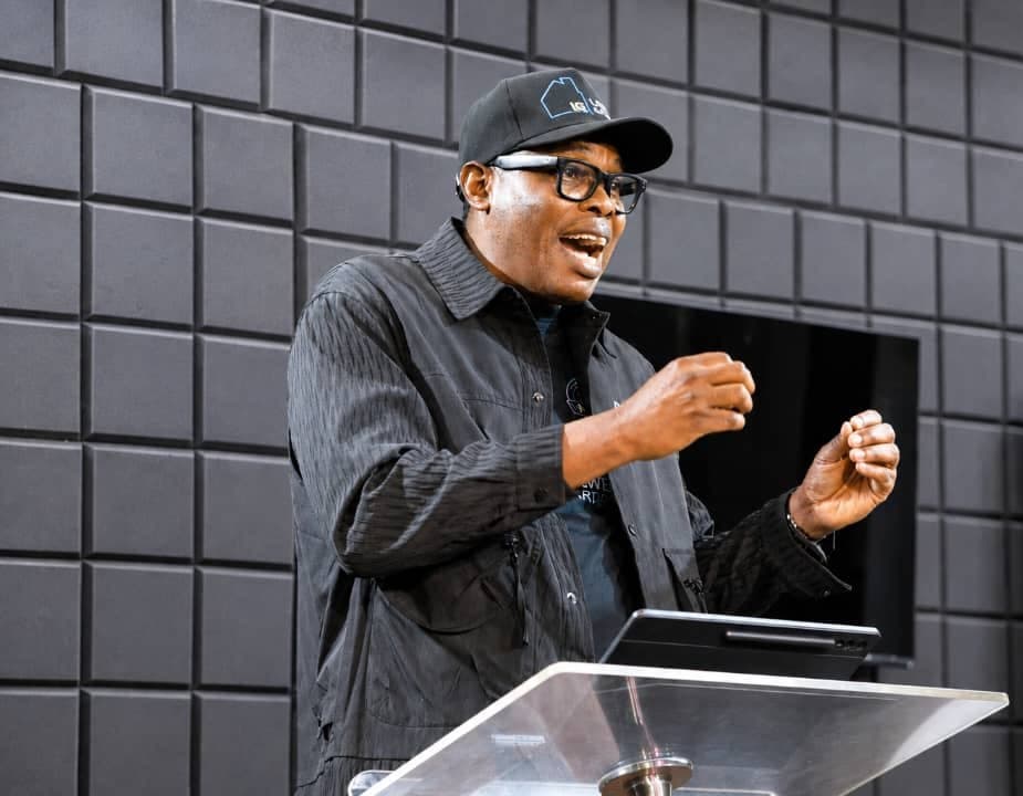Wole Abraham Martins mid-talk, gesturing to the audience